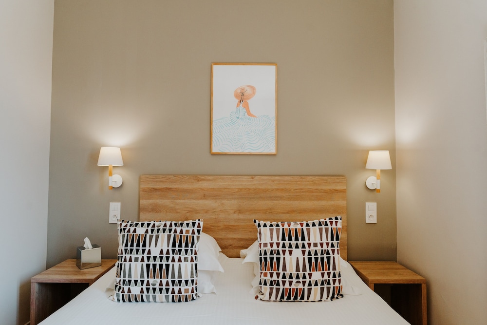 Standard Double Room - Photo 11