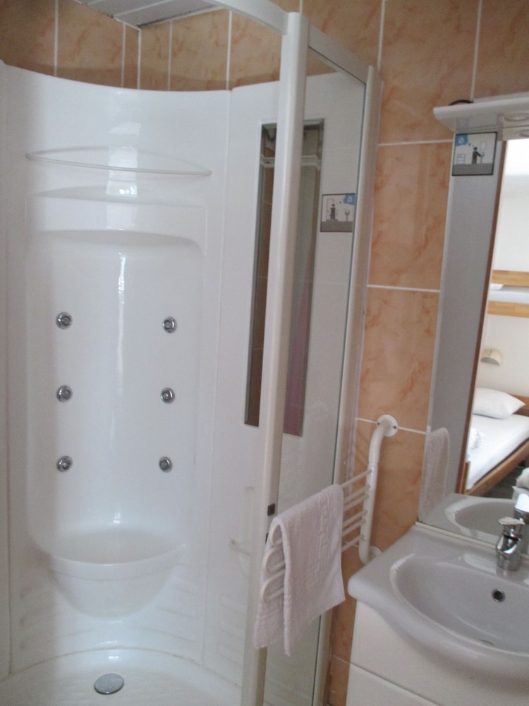 Triple Room (with shower) - Photo 3