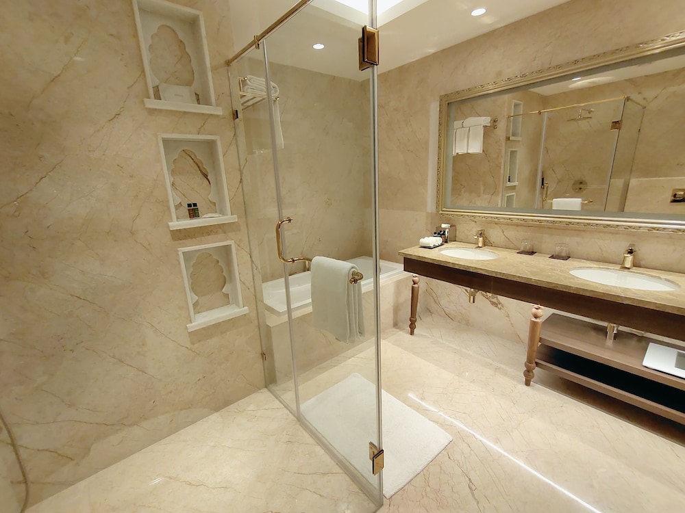 Deluxe King Pool Facing - Photo 3