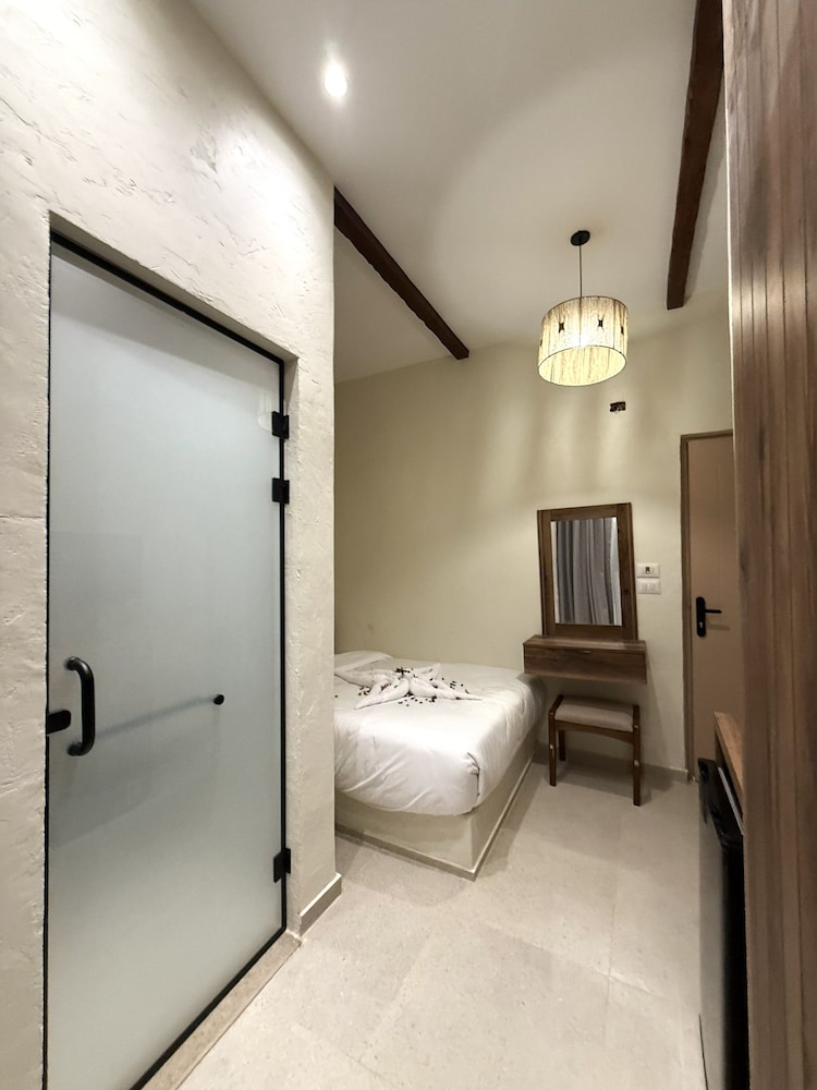 Luxury Single Room, Garden View