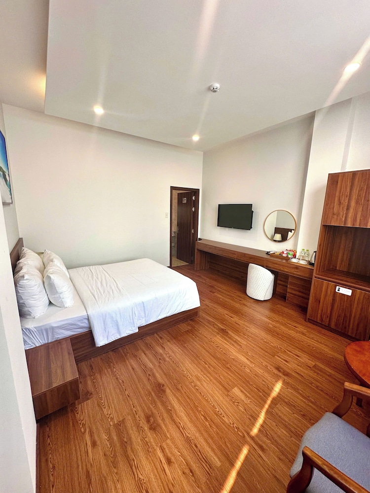 Panoramic Double Room, 1 Queen Bed, Balcony, City View photo 2