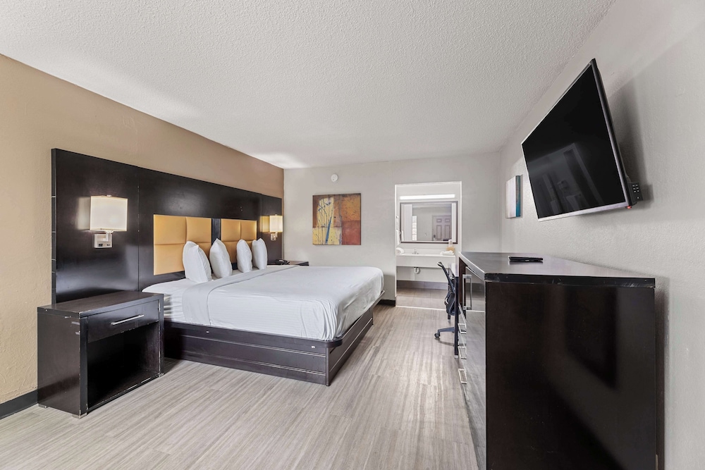Business Room, 1 King Bed, Smoking - Photo 2
