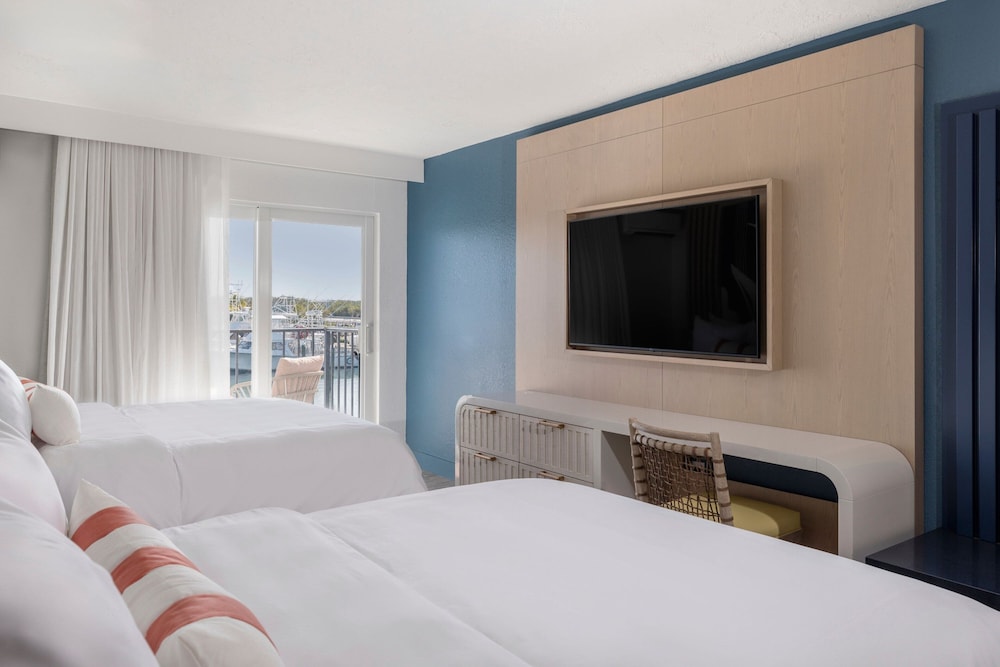 Room, 2 Queen Beds, Marina View - Photo 2