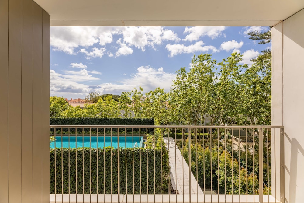 Room, 1 King Bed, Balcony - Photo 10