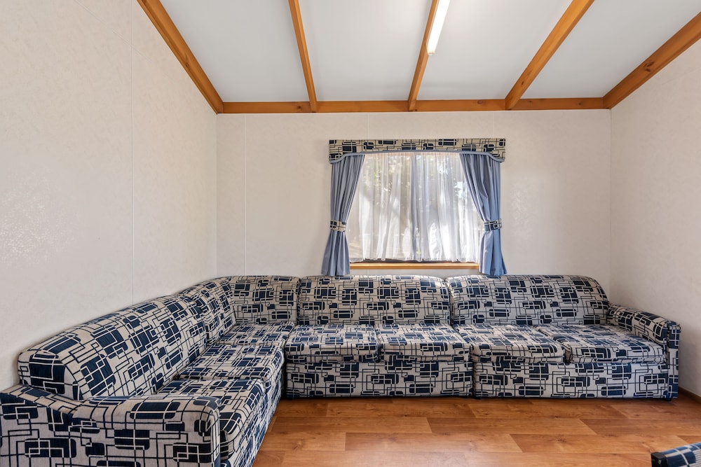 Deluxe 2 Bedroom Waterfront Cabin - Sleeps 4 photo 3