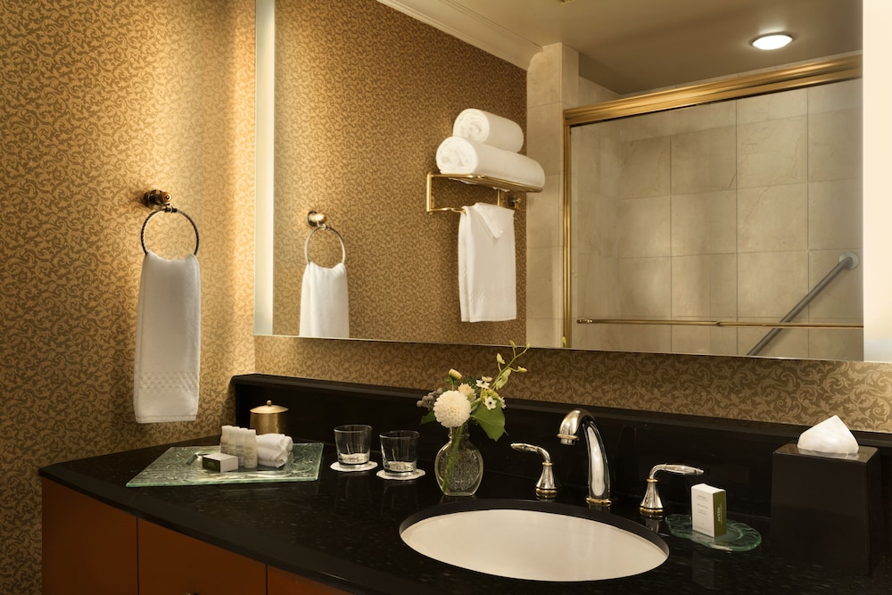 Executive Suite, 1 Bedroom (One Queen Bed with Sofa Bed)