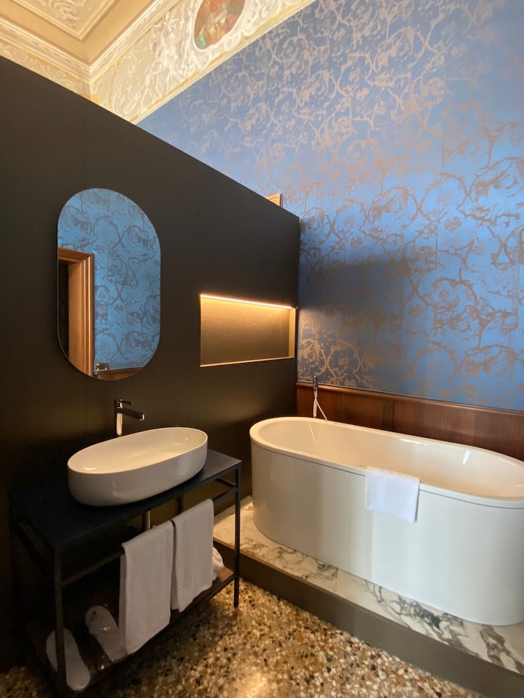Superior Suite, Canal View photo 2