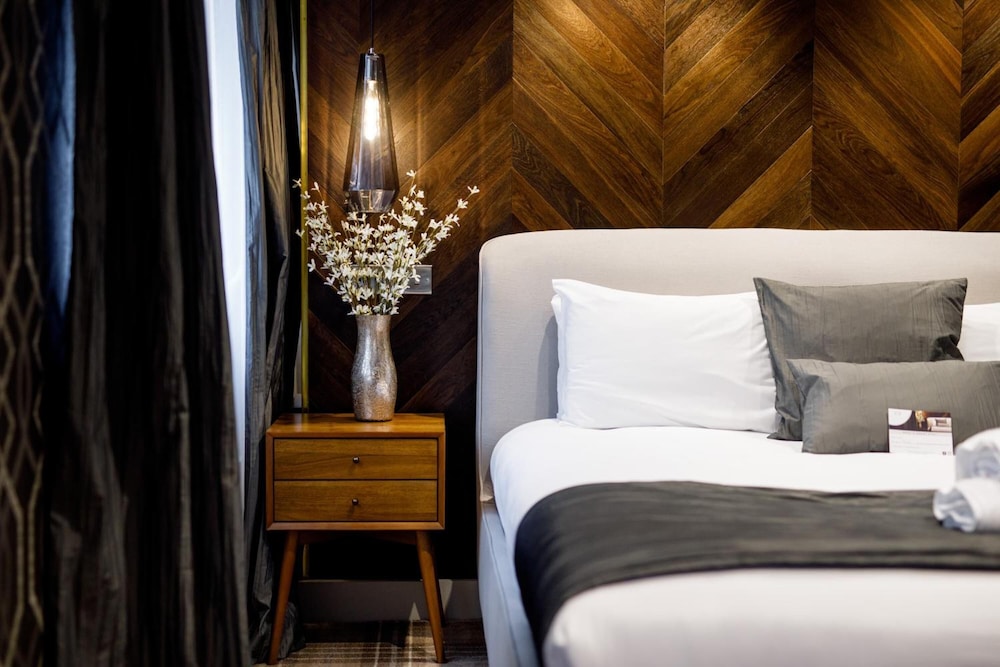 Executive Suite - Photo 2