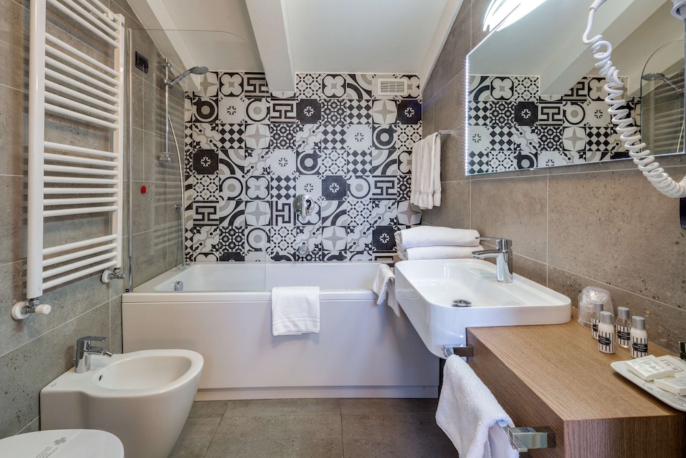 Design Suite, 1 King Bed, Non Smoking, Balcony - Photo 8