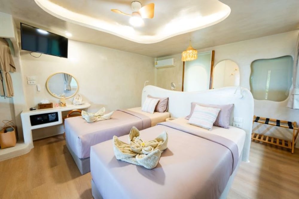 Superior Studio, 1 King Bed photo 2