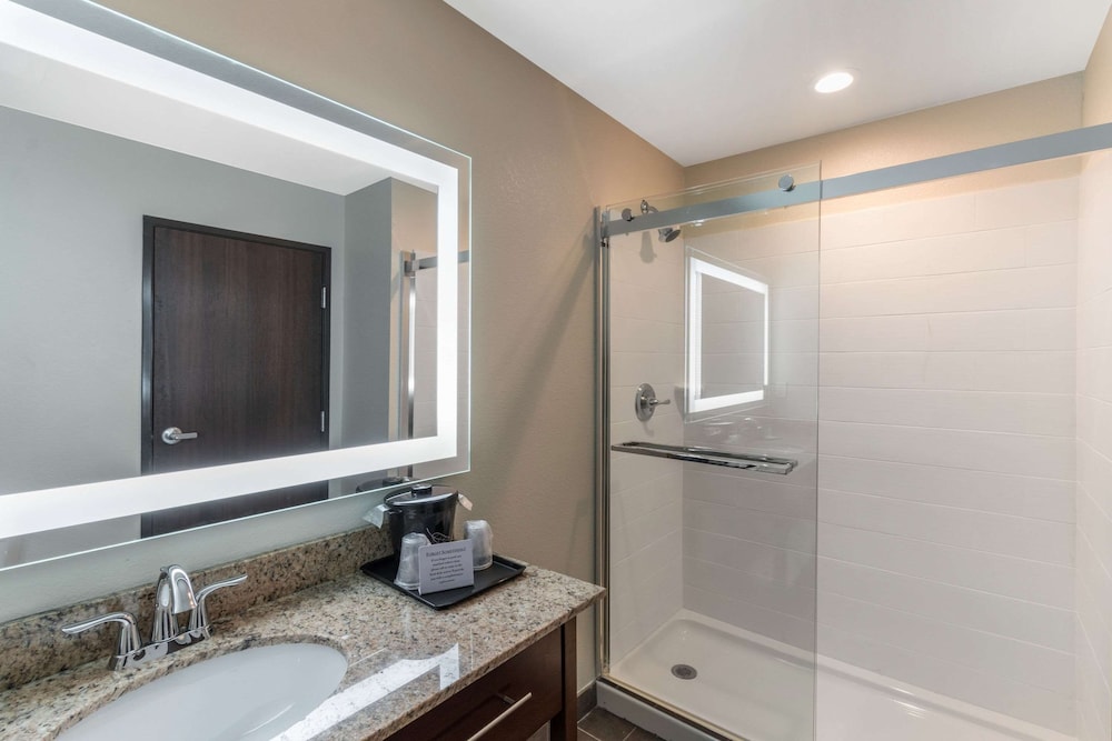 Suite, 1 King Bed, Non Smoking