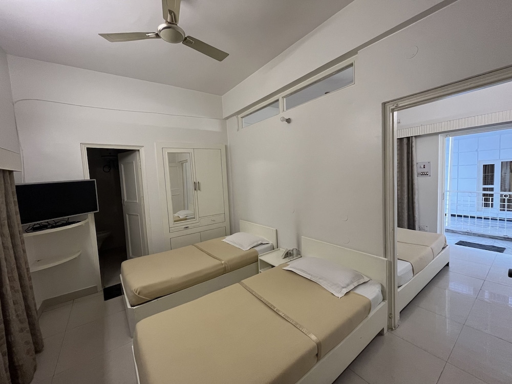 Economy Quadruple Room - Photo 4