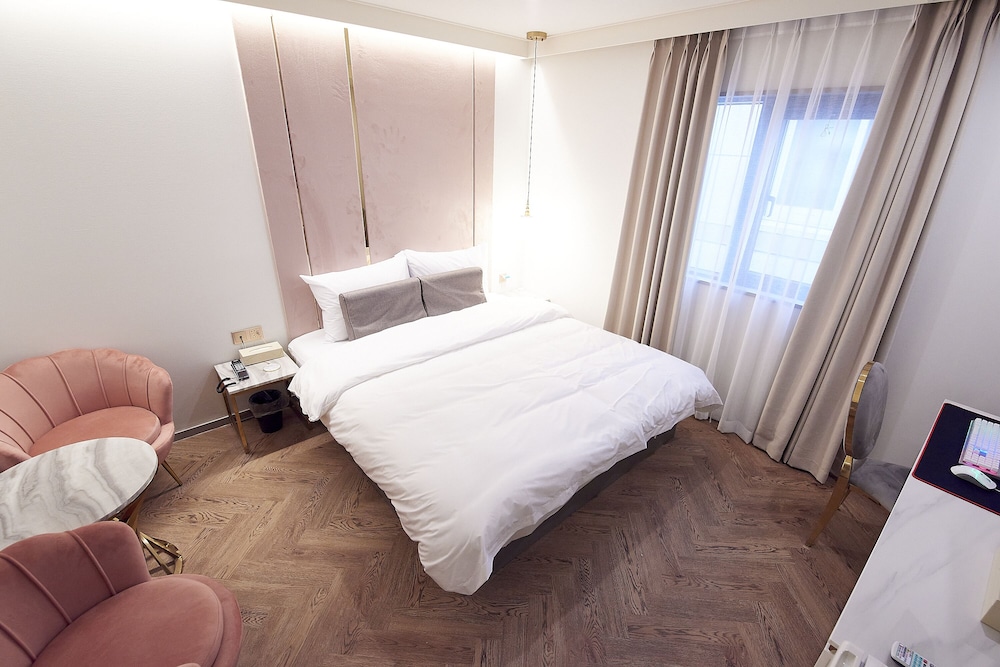 Standard Double Room - Photo 13