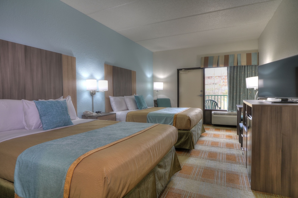 Classic Room, 2 Queen Beds, Balcony, River View photo 2