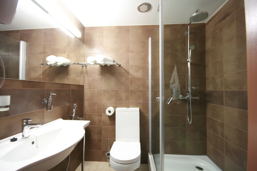 Standard Double or Twin Room - Photo 13