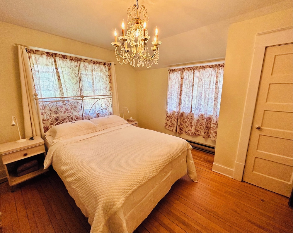 Suite, 1 Queen Bed with Sofa bed (Burnside One Bedroom Suite)