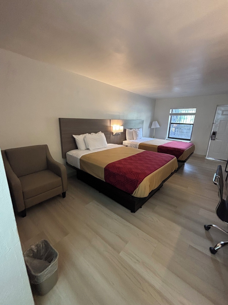 Room, 2 Queen Beds, Non Smoking photo 2