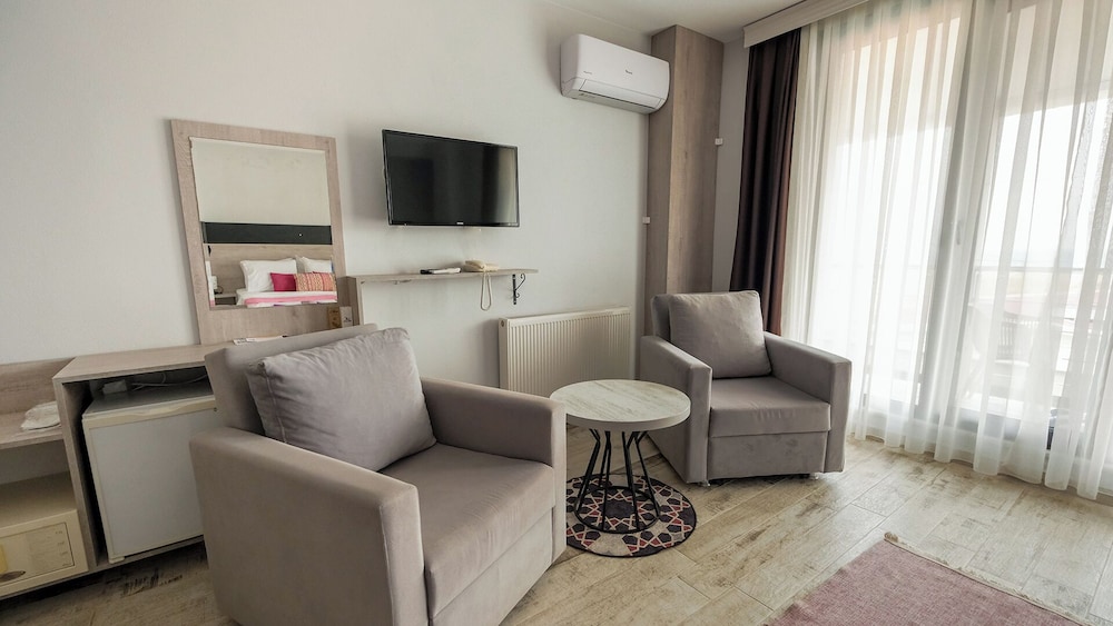 Deluxe Room with Balcony Sea View - Photo 9
