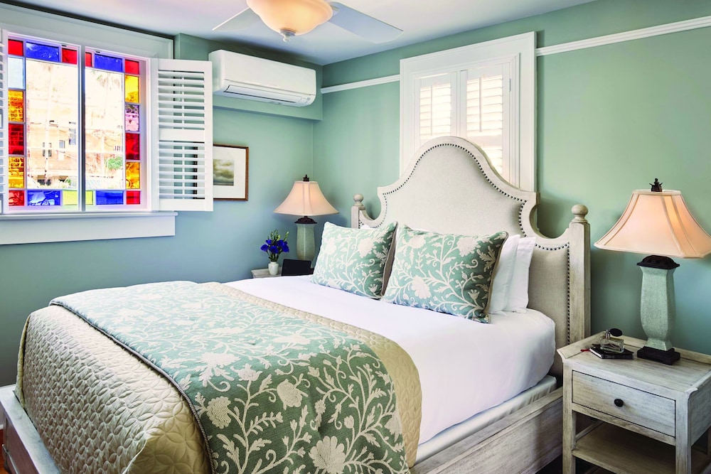 Deluxe Suite, 1 Queen Bed With Sofa Bed - Garden View