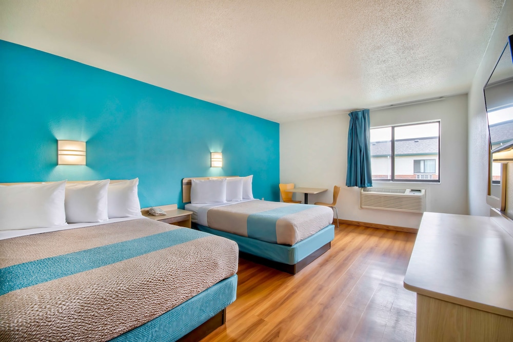 Standard Room, 2 Double Beds, Non Smoking photo 3