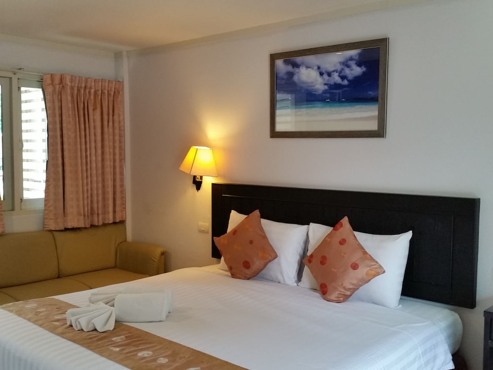 Deluxe Room, Pool View thumbnail 6