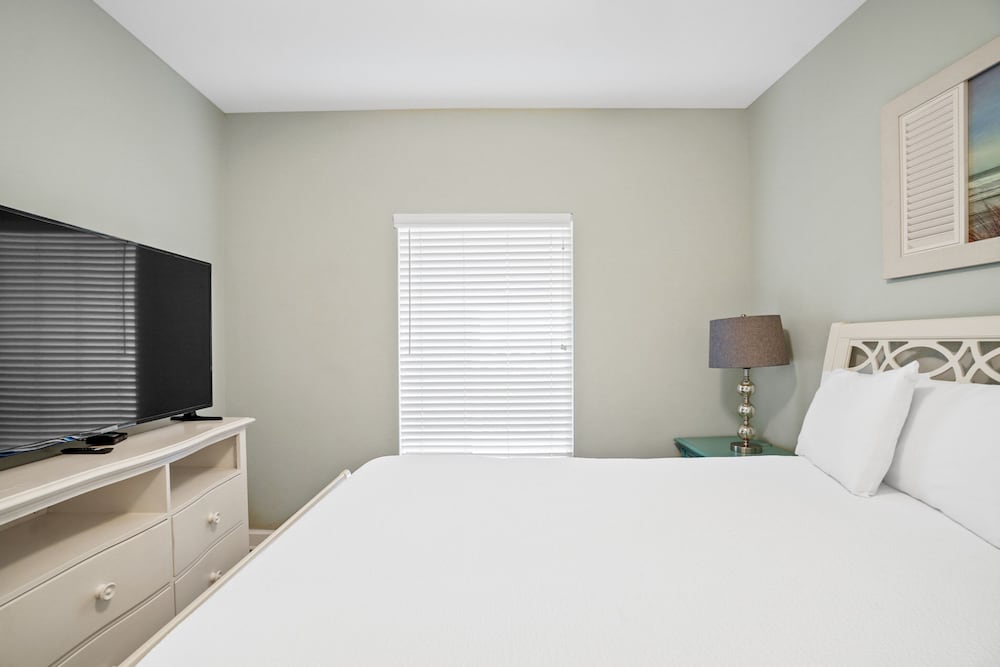 Condo, 2 Bedrooms, Ocean View (1402E) photo 2