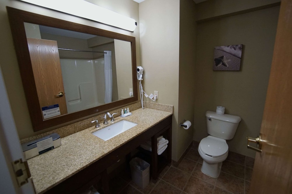 Suite, Non Smoking (2 Queen Beds and 1 Double Sofa Bed) - Photo 10