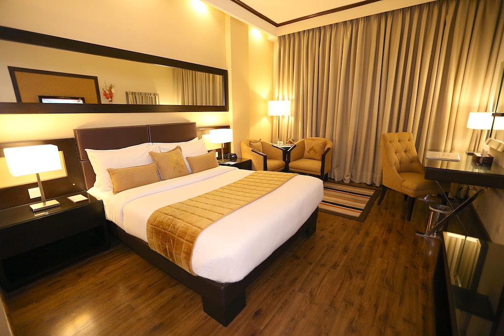 Deluxe Room, 1 Queen Bed, Smoking photo 3