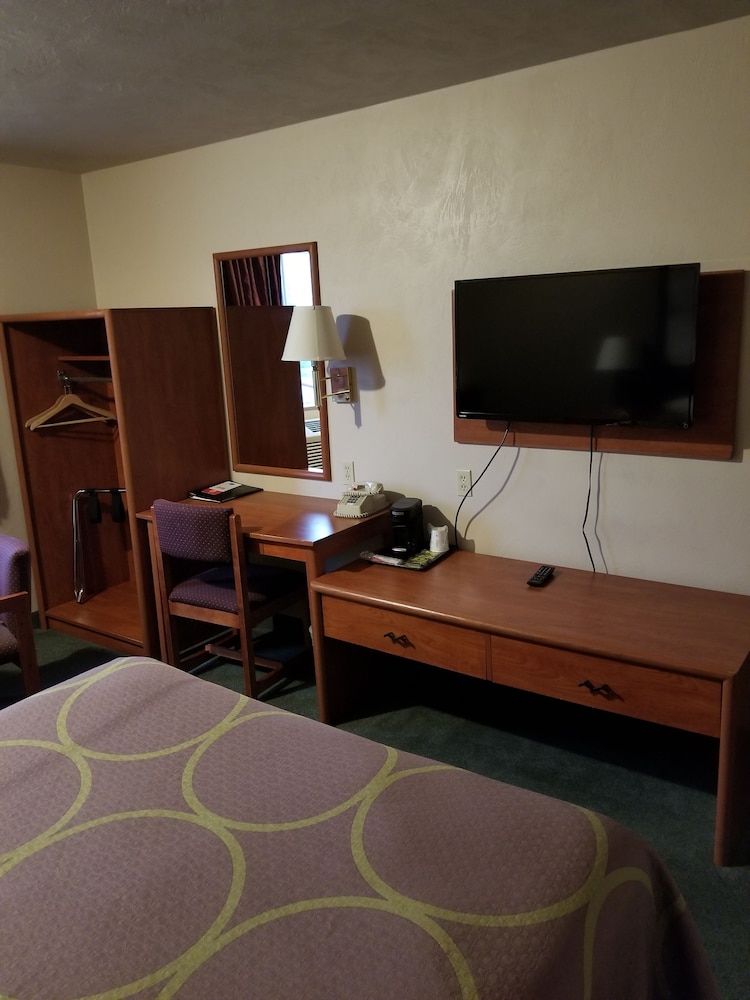 Standard Room, 1 Queen Bed - Photo 3