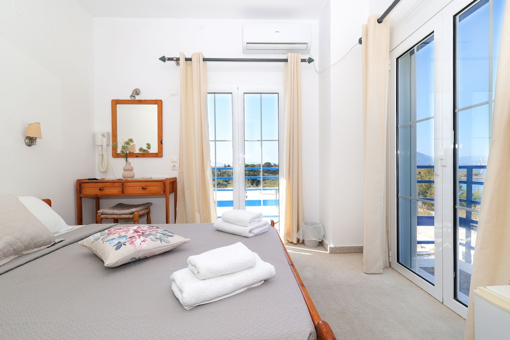 Basic Double Room, 1 Double Bed, Partial Ocean View photo 3