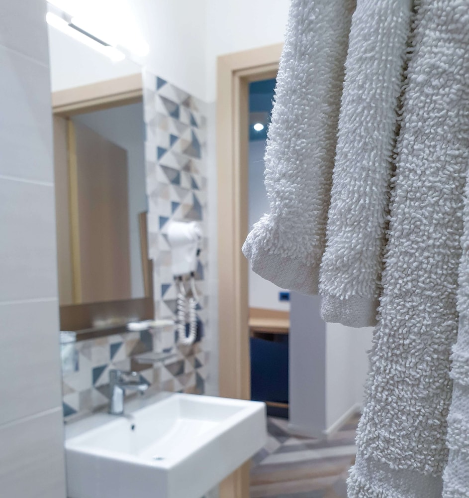 Standard Double or Twin Room - Photo 16