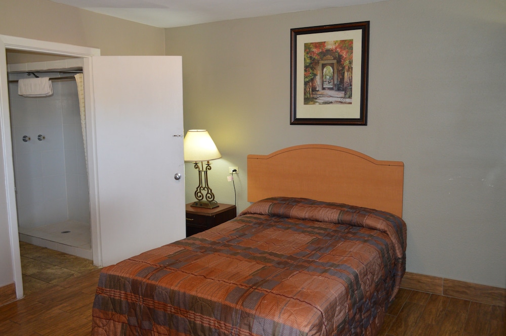 Basic Single Room, 1 Queen Bed photo 1
