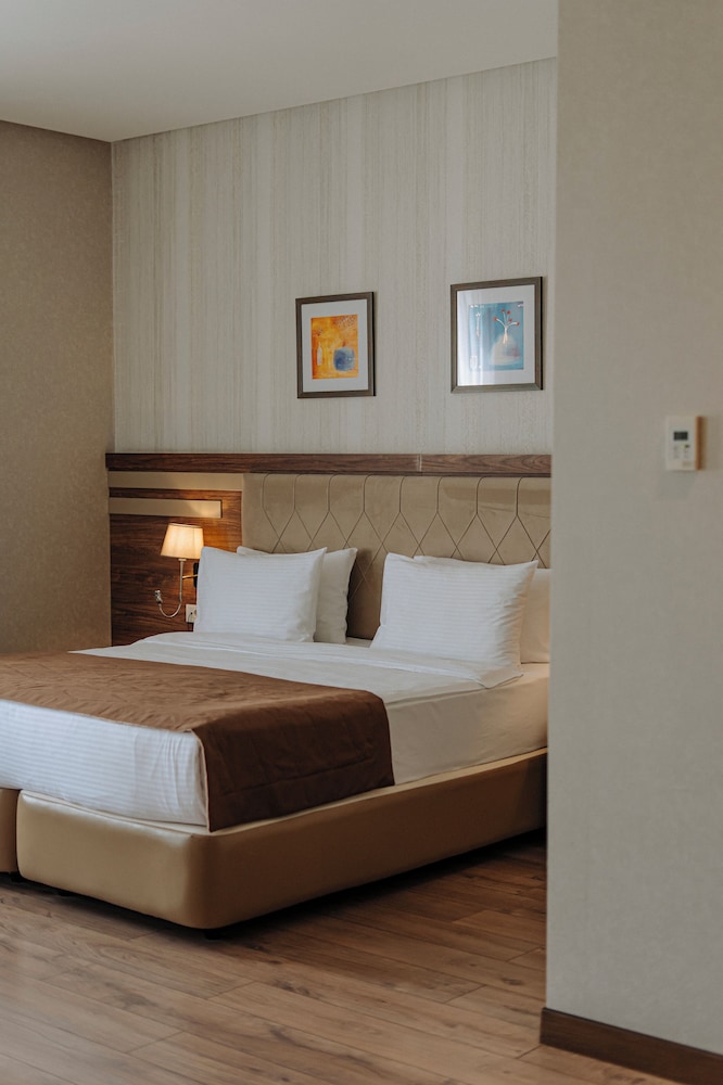 Deluxe Studio Suite, City View