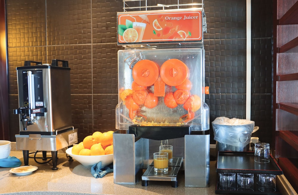 Ocean Front Corner Suite (Club Lounge Access) - Photo 13