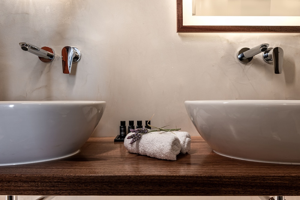Cave Suite with Jacuzzi - Photo 19