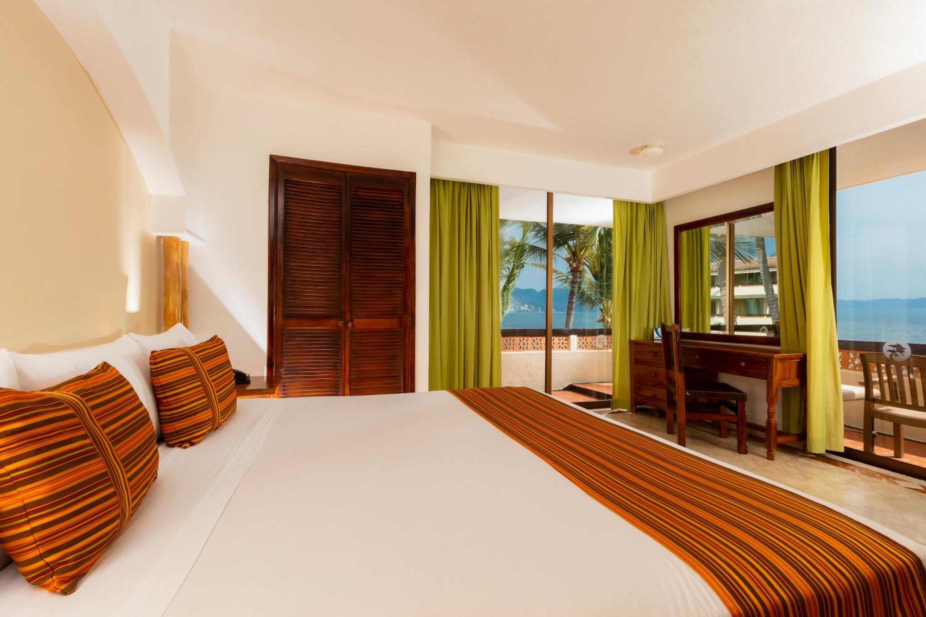 Double Room with Balcony and Sea View - Photo 1