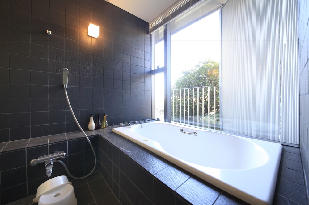 Japanese-Western Twin Room with Private Bathroom - 2nd Floor photo 3