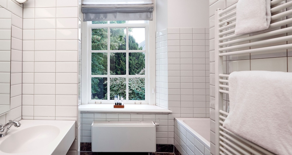 Suite, 1 Double Bed, Bathtub, Garden View - Photo 4