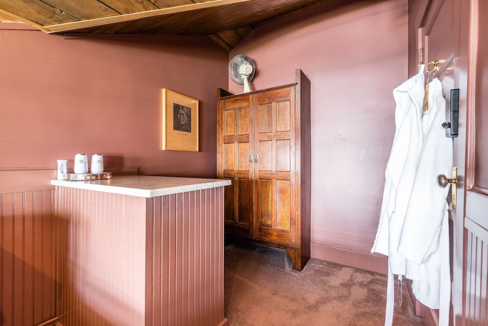 Economy Room, Queen Room 307 Detached Shared Bathroom photo 3