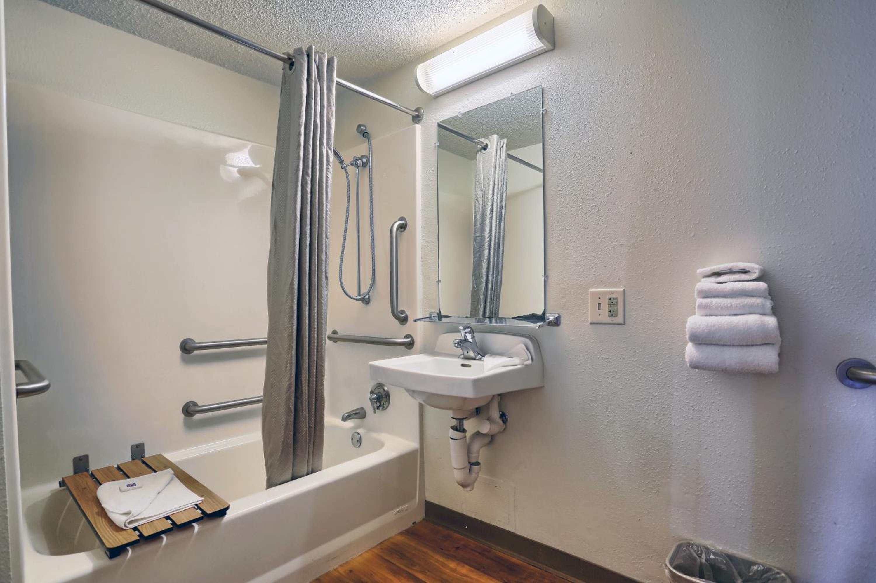 Quadruple Room - Disability Access - Smoking photo 2