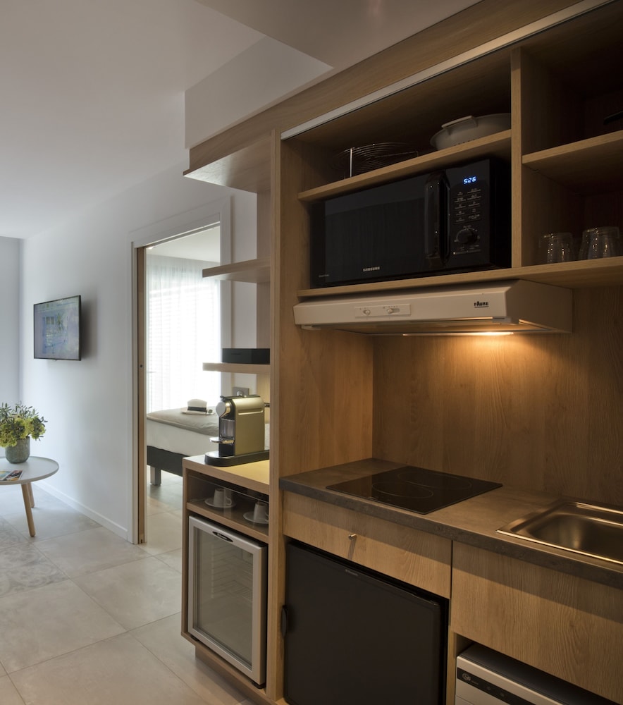 Junior Suite, Multiple Beds, Kitchen - Photo 5