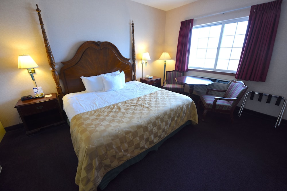 Standard Room, 1 King Bed, Hot Tub, Courtyard View photo 2