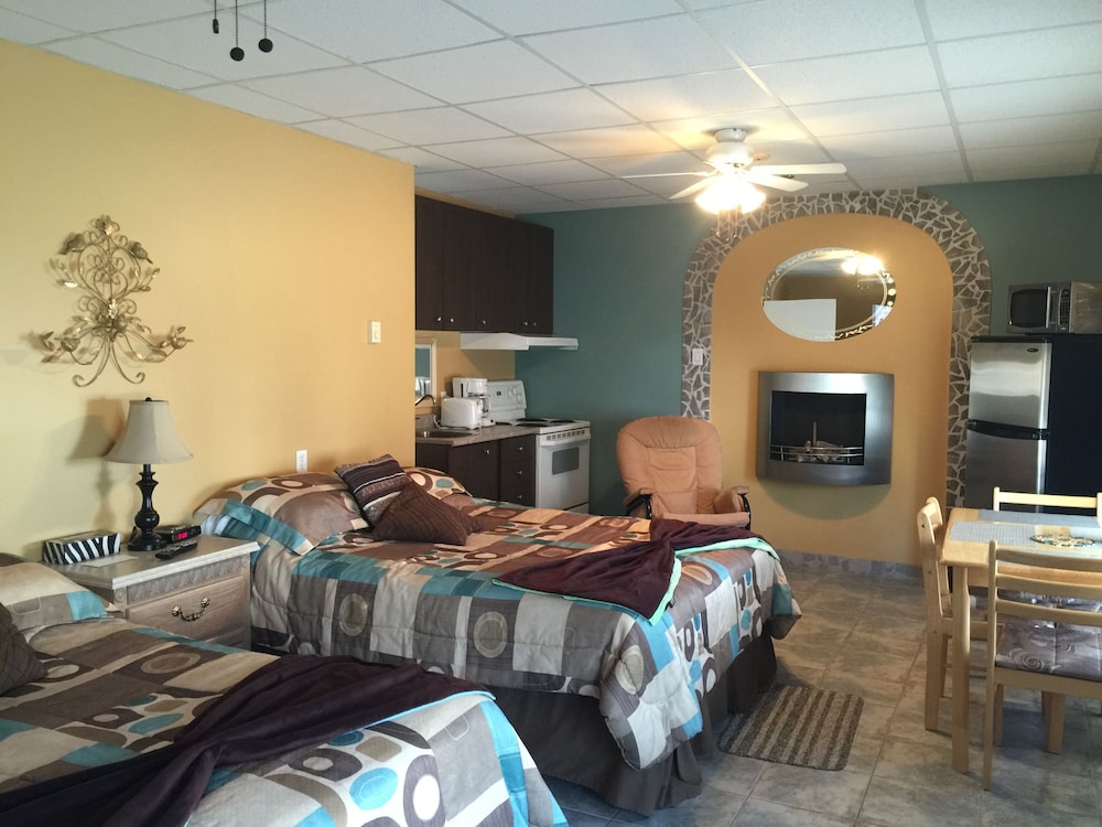 Very Large Family Studio (300) photo 1