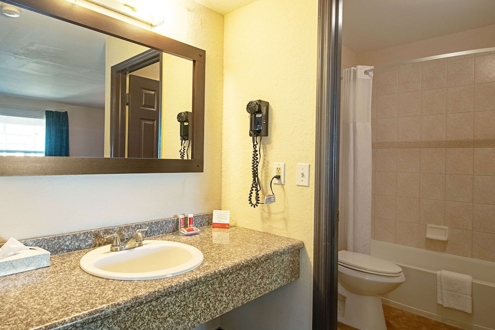 Suite, Multiple Beds, Non Smoking - Photo 5
