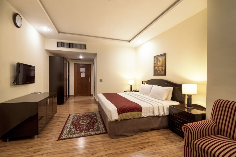 Deluxe Room, 1 King Bed, Private Bathroom photo 3