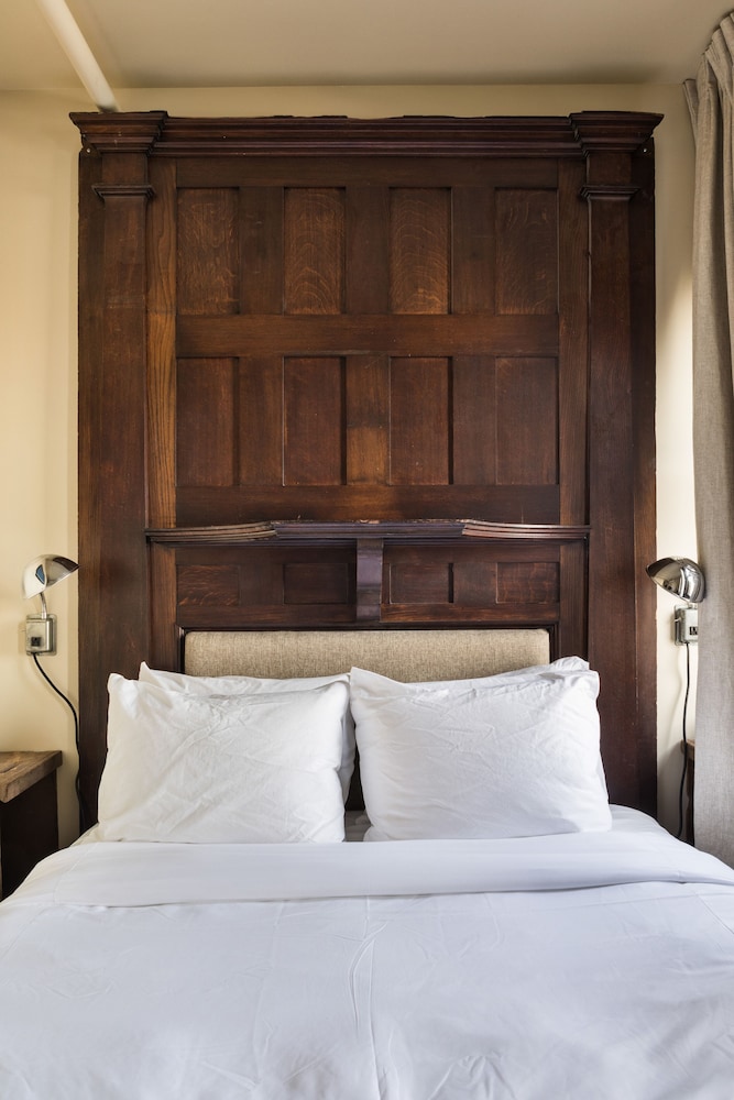Standard Room, 1 Queen Bed, Shared Bathroom (Queen Shared Bath) - Photo 2