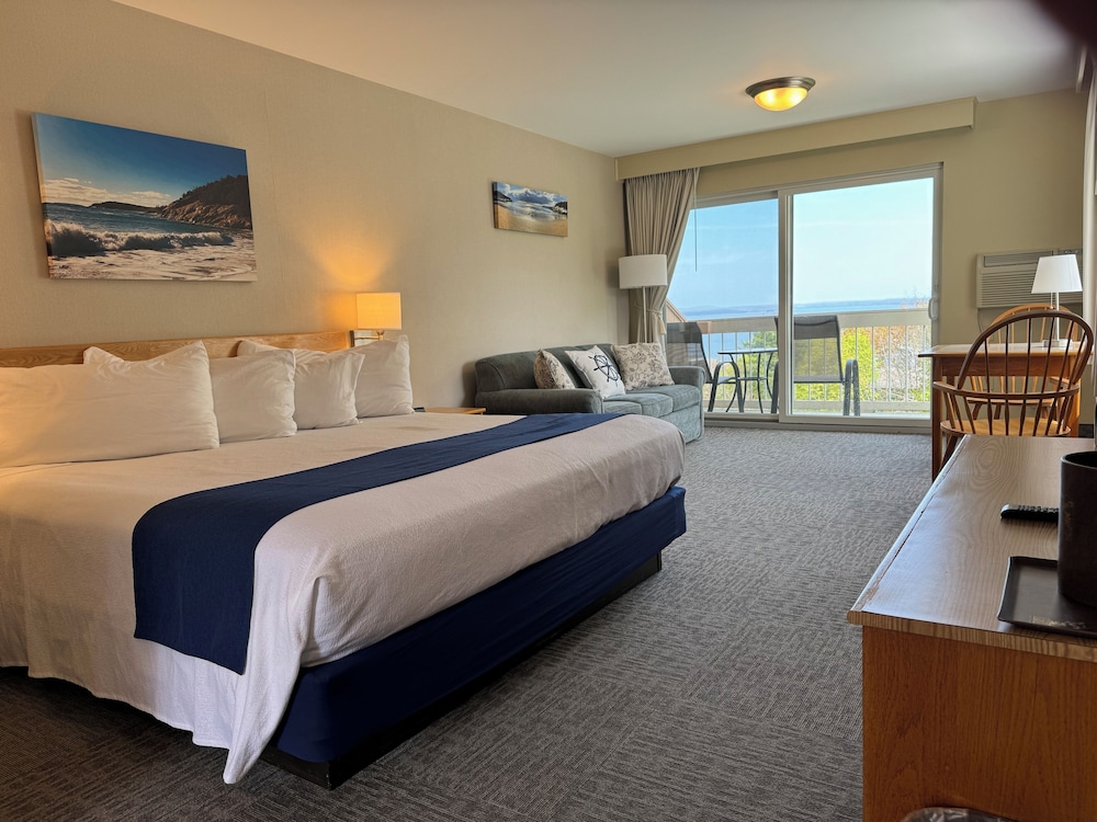 Lower King Room, 1 King Bed with Sofa Bed, Balcony, Ocean View (2nd Floor NON-PET) photo 3