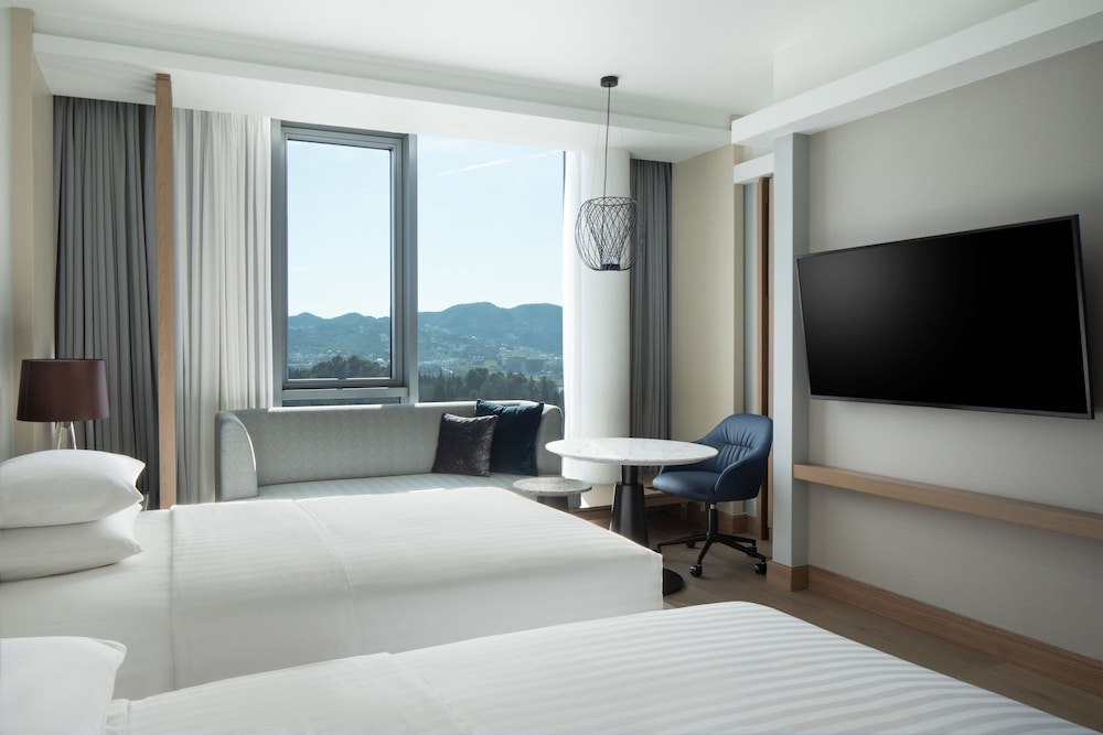 Deluxe Room, 2 Twin Beds, City View photo 3