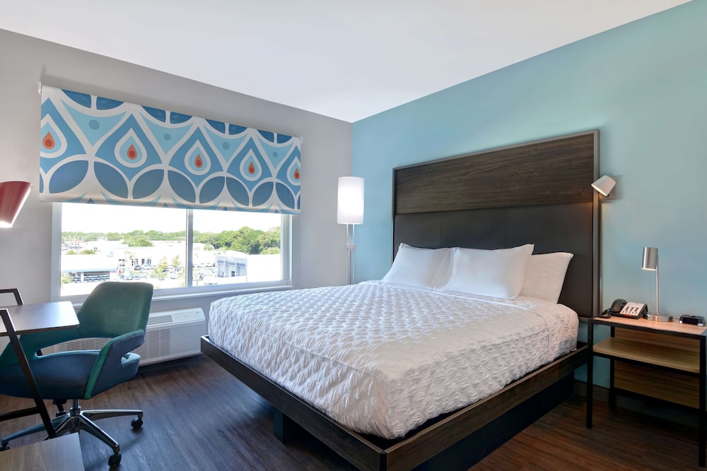 Room, 1 King Bed, Accessible (Mobility & Hearing, Roll-in Shower) photo 1