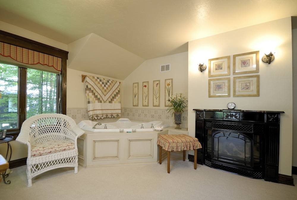 Deluxe Suite, 1 Queen Bed (The Meadow Suite) photo 2